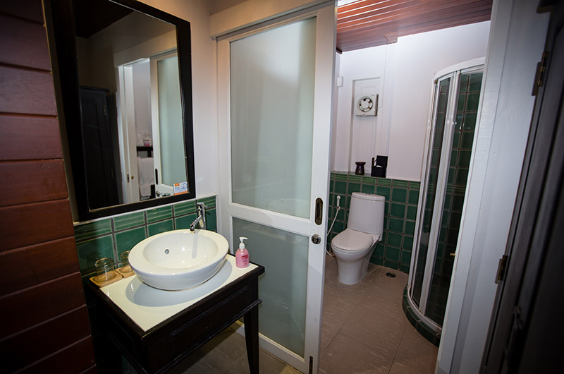 Thai Village - Superior Rooms Bahtroom